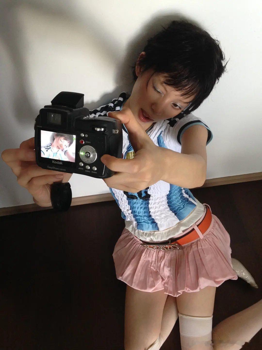 欧阳娜娜这套足球写真被审判了，差点没看出是她 
