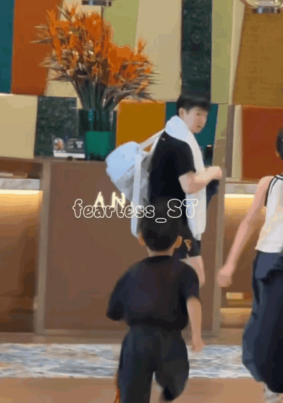 3月28日下训的莎莎没有给小女孩签名！
今天莎莎下训回酒店，身穿黑色体恤、黑色短