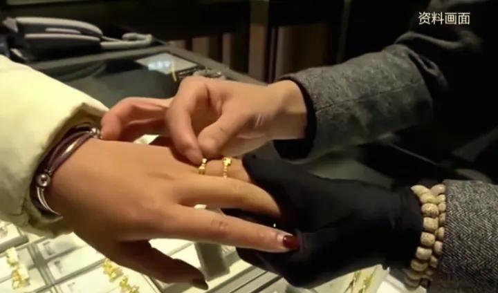 老夫妻3万买下高价戒指，遭商家反悔法院会认吗？
 2024年7月14日，上海静安