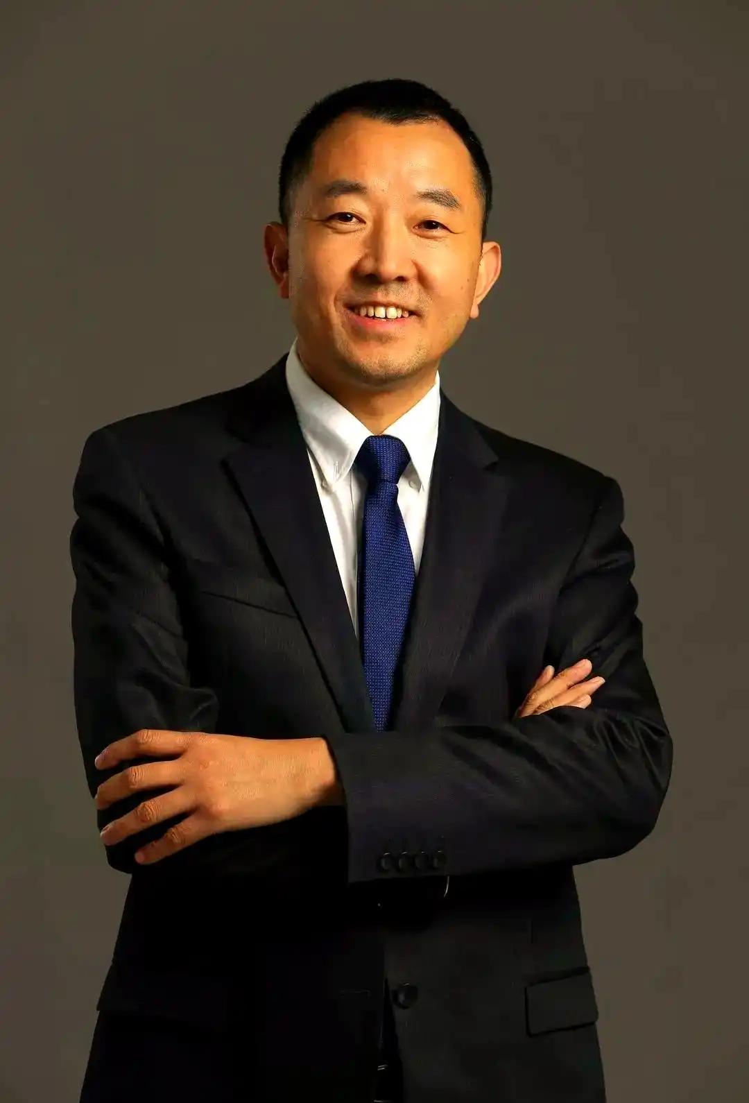陈行甲真的不会当官吗？
在陈行甲著的《在峡江的转弯处》，有这样一个细节。
陈行甲