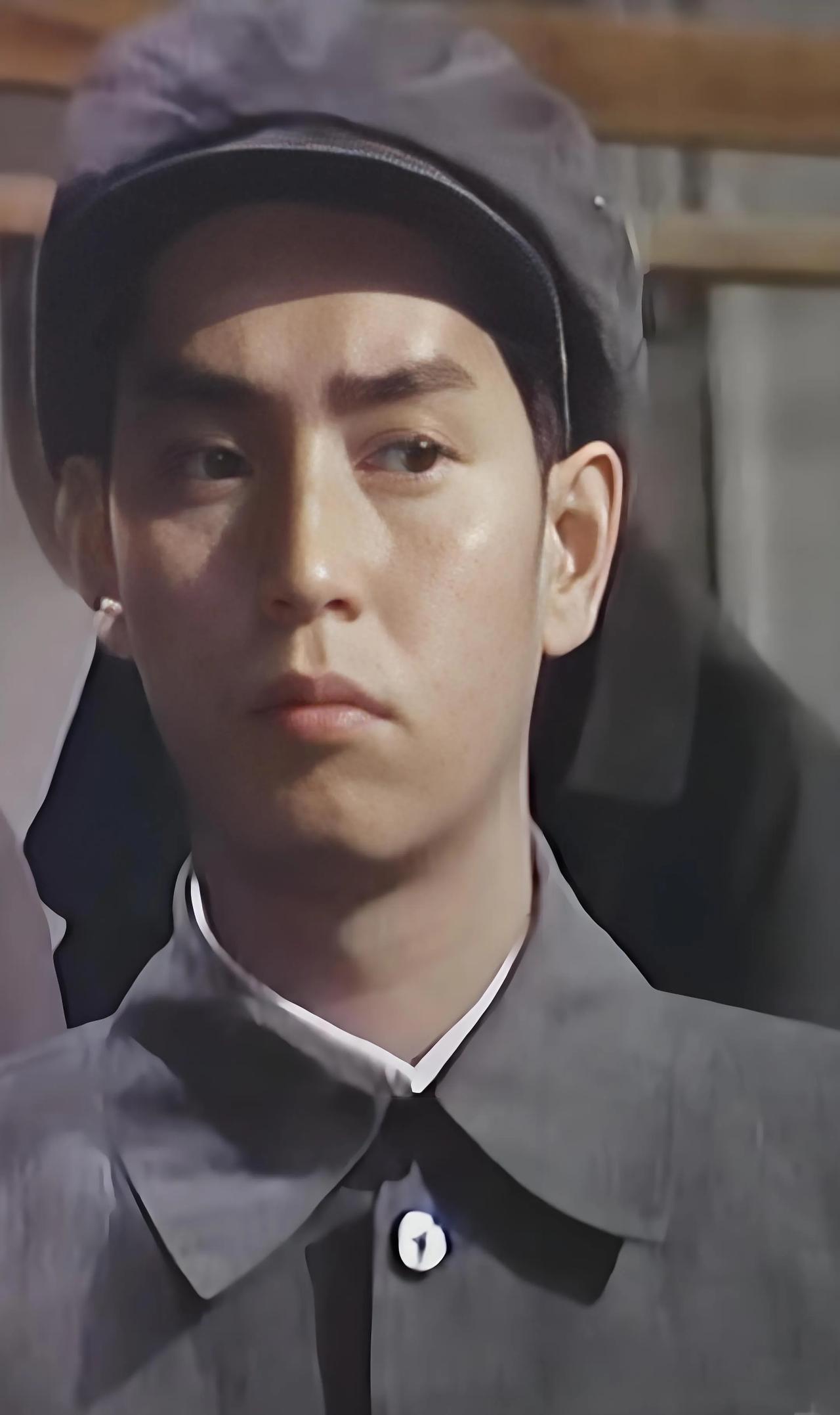 这是一位歌星在一部电影中扮演知青的剧照，并且凭借此片获得了影帝，你能认出他是谁吗