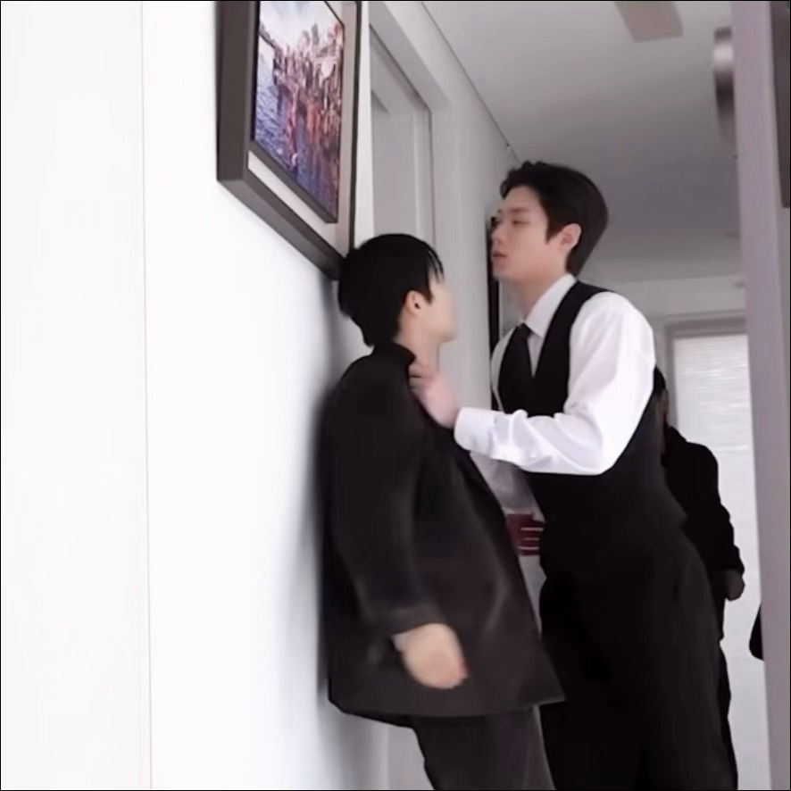 我的老天。。。金允植比被撞到的朴时宇还先反应过来啊啊啊啊啊啊啊啊你们真有点太爱了