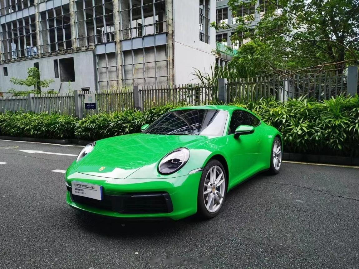 保时捷 911 Carrera 巨蟒绿[色]去年9月上牌，仅行驶4300公里全车