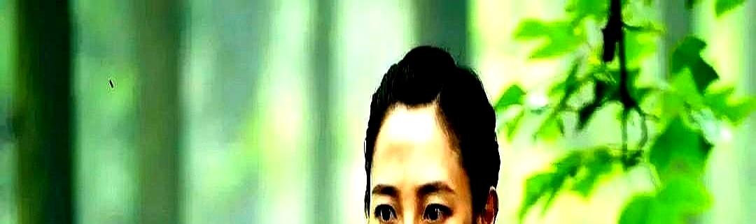 2001年，她在《寻秦记》里给宣萱当背景板，80块一天，镜头一闪就蒸发。
 
