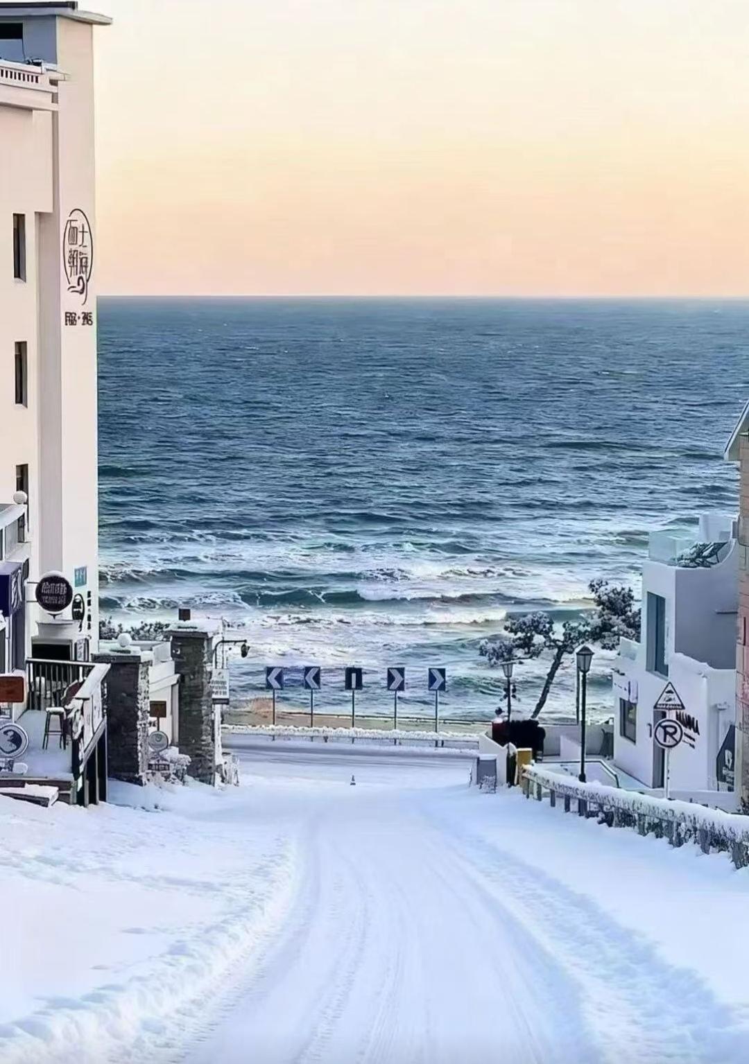 雪落山海，威海藏尽冬之诗山海的诗意 
       当第一片雪花掠过威海的港湾，