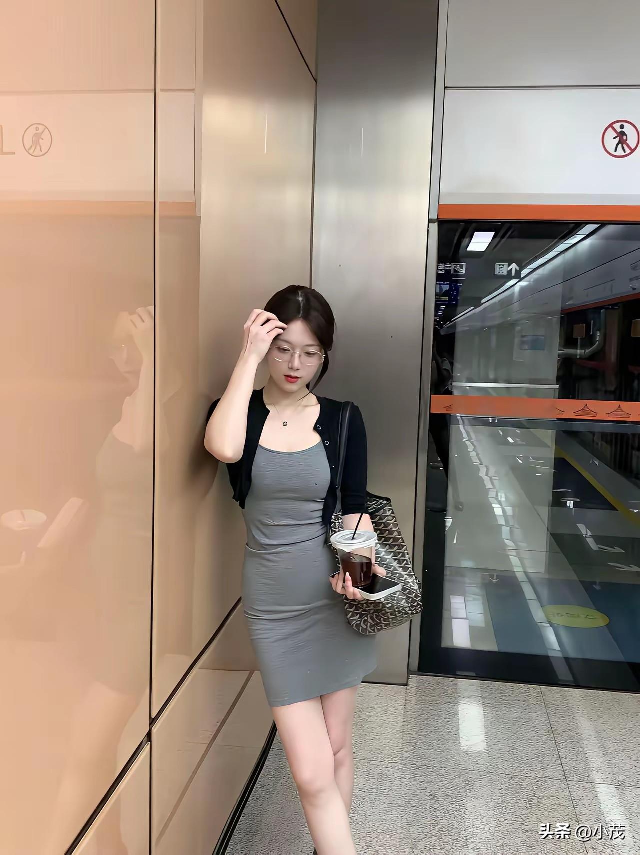 戴眼镜的姐姐，知性气质直接拉满。
安静清冷的模样，让不少男生心生好感。
你们觉得