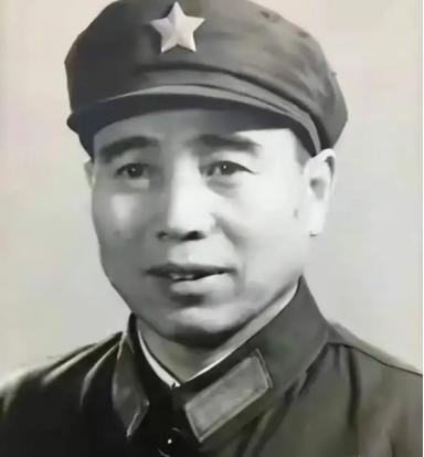 [浮云]1961年粟裕到东北休息。当时粟裕已经不再是总参谋长了，有人还不准他接触