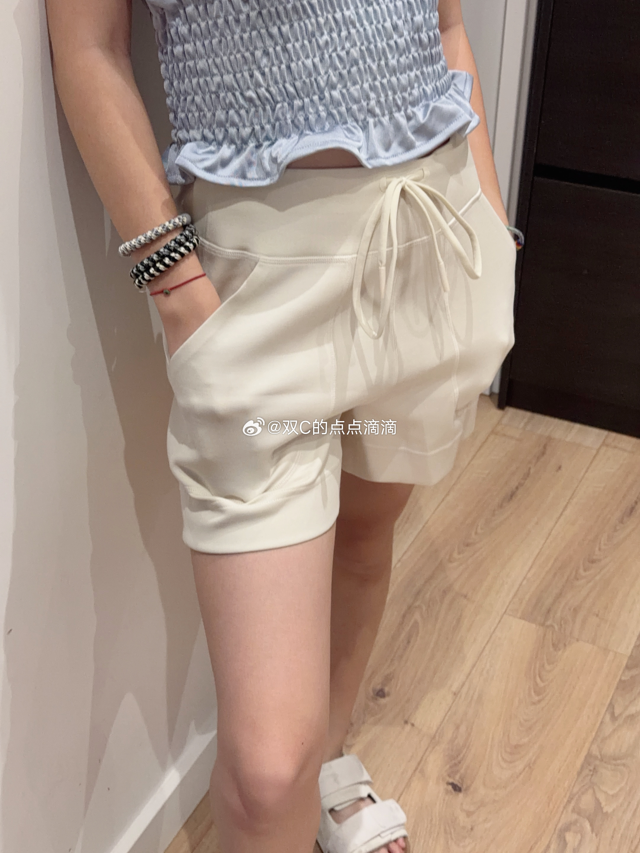 刚在挑下下周去夏令营的衣服我看她选的都是短裤为主真是大了 一个花色都不要满柜子黑