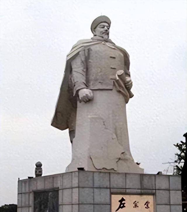 1881年，71岁的左宗棠把17岁的章怡娶进门。洞房花烛夜，章怡见左宗棠走入洞房