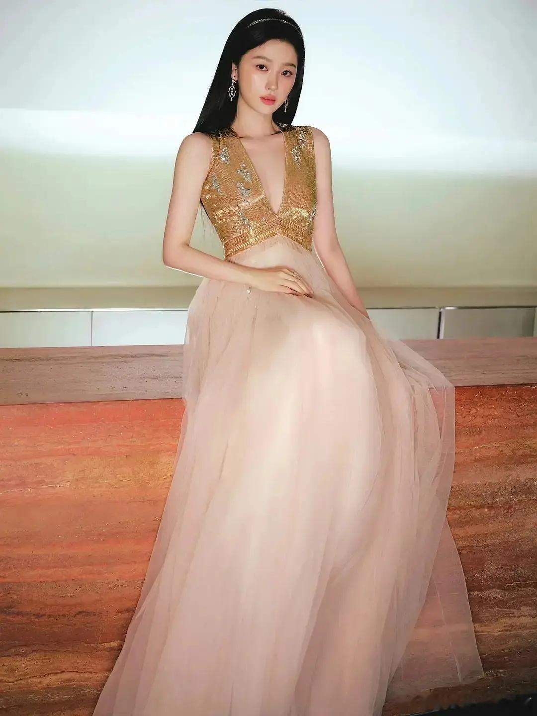 鱼头放弃了之前的浓妆，比之前强我觉得，她之前的妆感太强了。 ​​​