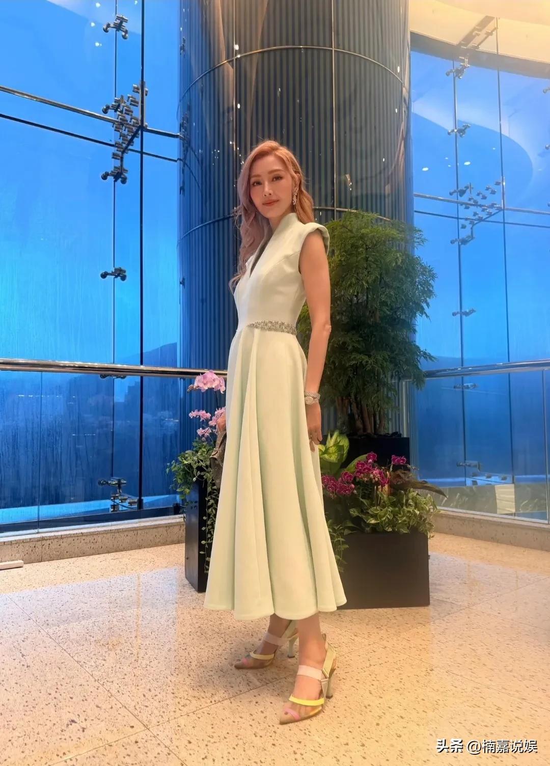 李嘉欣和许晋亨合体过端午节，俩人同框，想不到许晋亨这么高啊！
染着一头黄发的李嘉