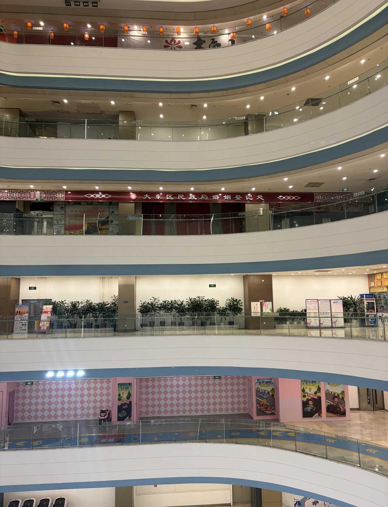 孤陋寡闻了，婚姻登记处都开在商场里了
商场安心逛 当代年轻人逛商场的日常 婚姻登