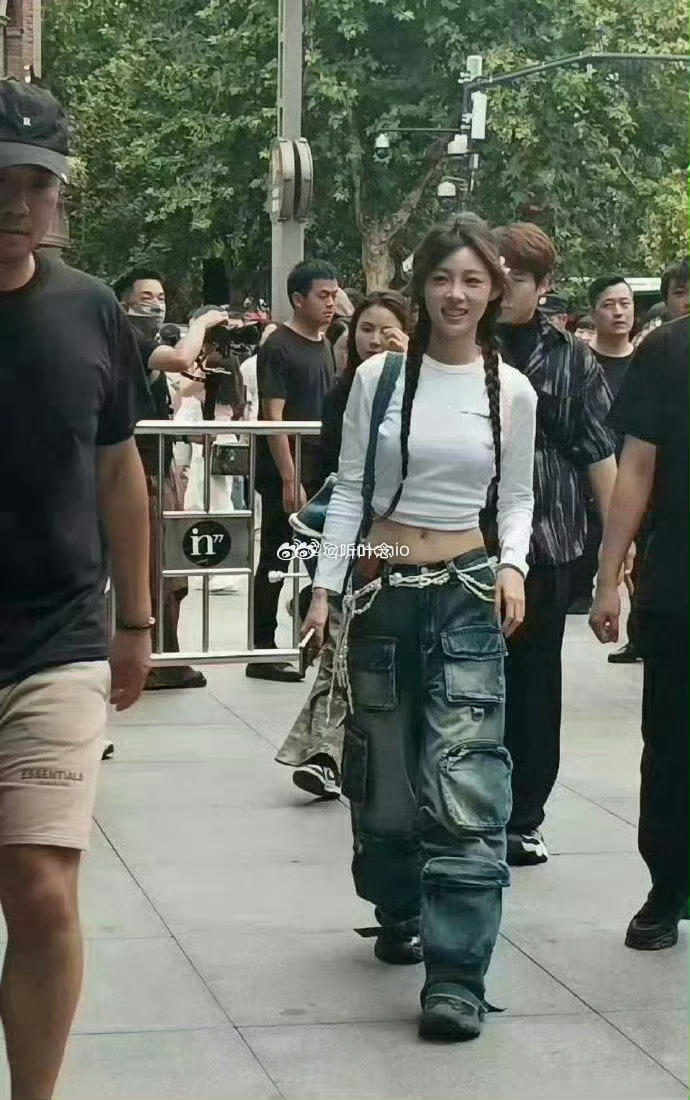现实中的痞幼竟然长这样，乍一看还以为是哪个明星呢 