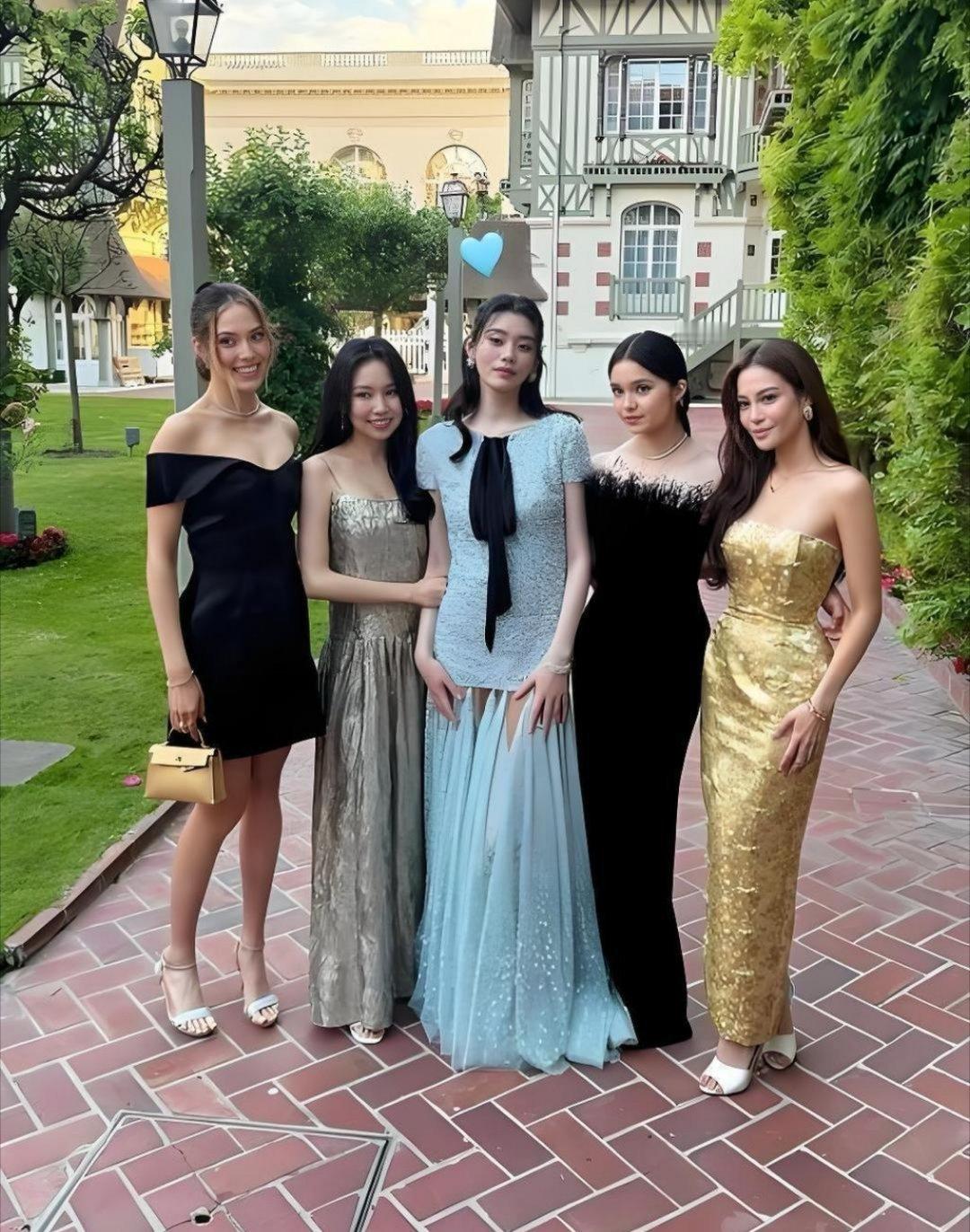 奚梦瑶身边再也看不到谢娜了，婚礼都没请，旁边站着的，是谷爱凌。这事不突然，几年前