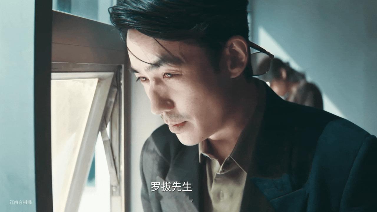 这里墨镜反戴也超级帅，结果发现这个万梓强又在撒娇（行不行🥺）朱一龙空枪演技朱一