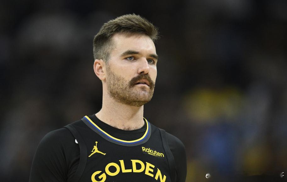 据美记Rob Murrows报道，勇士正考虑将斯潘塞的双向合同转为标准合同。目前