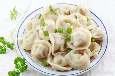 龙神透露今年刀区如果有户外，应该是东北，并且还表示要吃遍东北的饺子，他喜欢吃肉少
