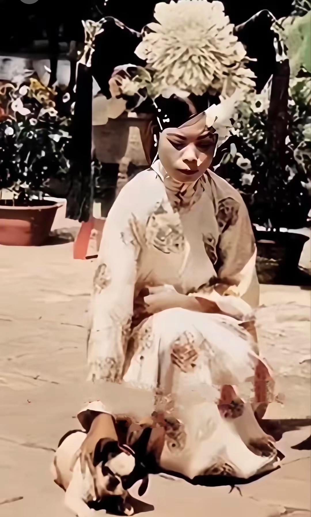 这是末代皇妃文绣的真实容貌，都看看吧，她的容貌普通，远不及末代皇后婉容那般貌美，