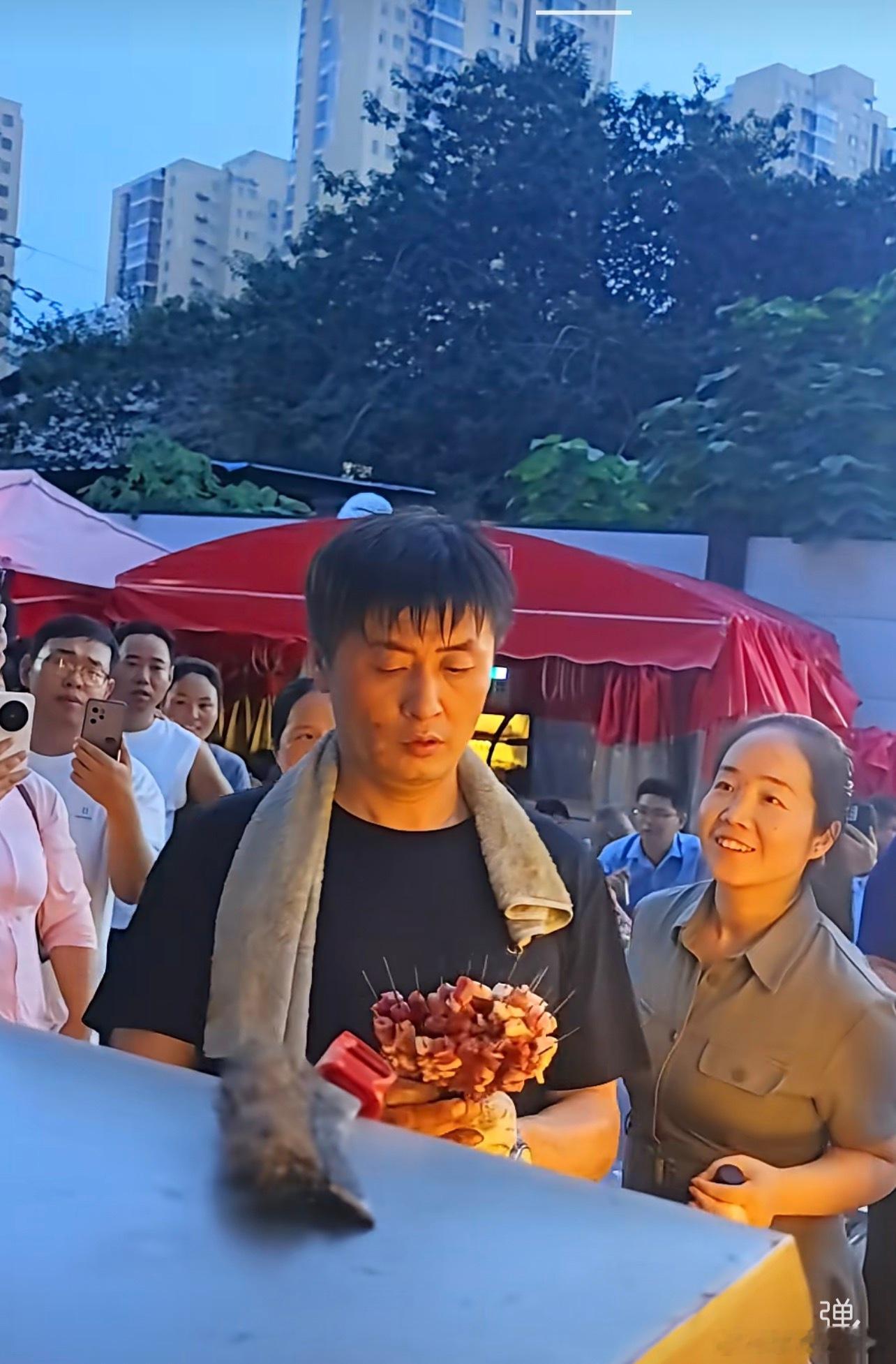 长相酷似张雪峰的烧烤摊摊主 都来围着他拍照留影，你们倒是买根串串啊 