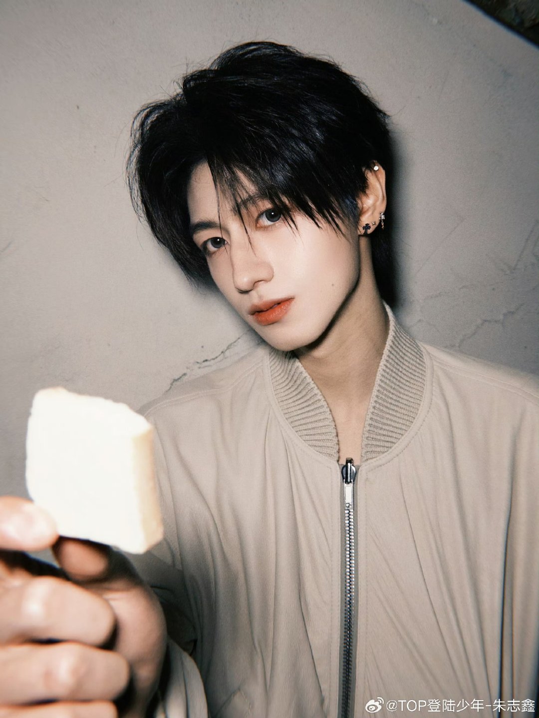 朱志鑫举吐司照朱志鑫举饼干照 下班后究竟吃的啥呀~朱志鑫