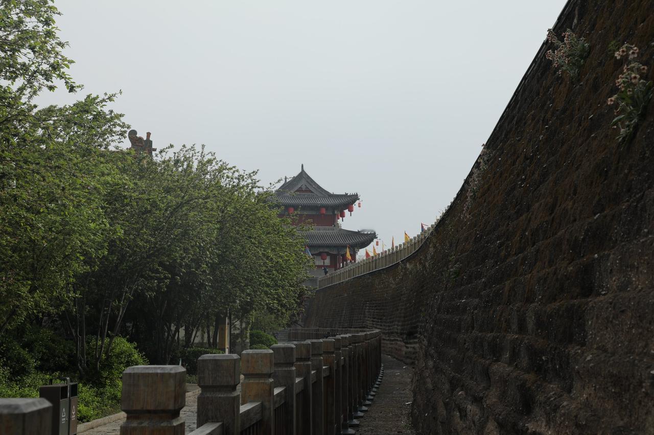 我喜欢拍古城，家乡的古城墙600多年了，如今依然巍巍壮观。
墙城下是世界文化遗产