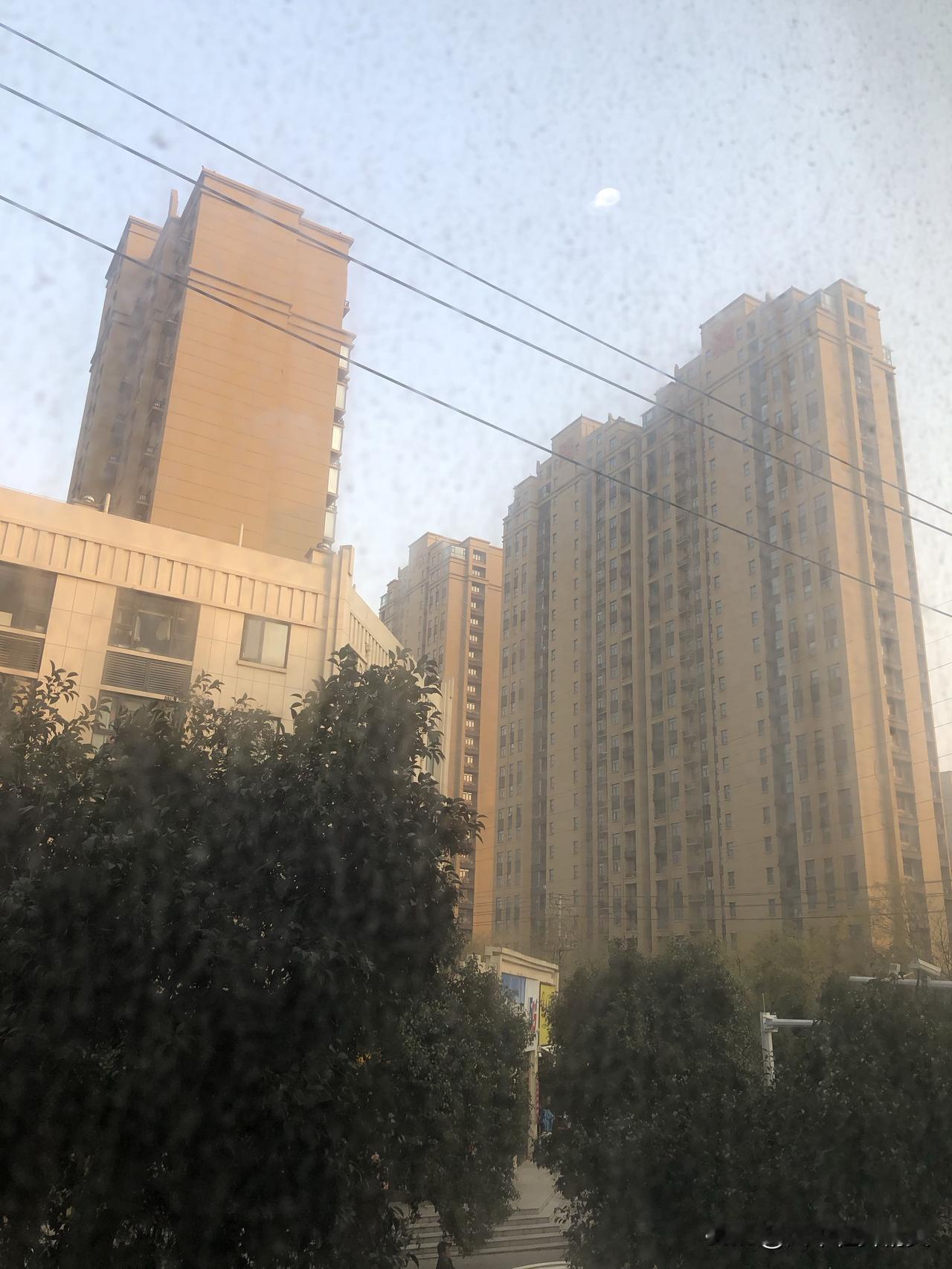 刚扒窗户瞅了眼，这天灰蒙蒙的还挂着个月亮，天气预报说明天要雨夹雪，真能下吗？现在