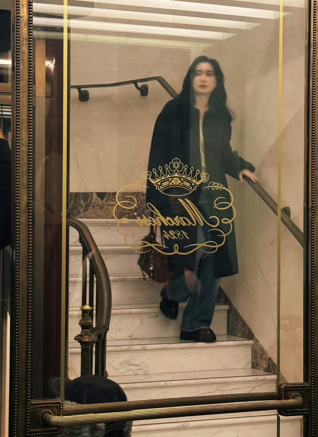 贾玲儿这张好美很喜欢这种能撑起衣服款式的骨架 