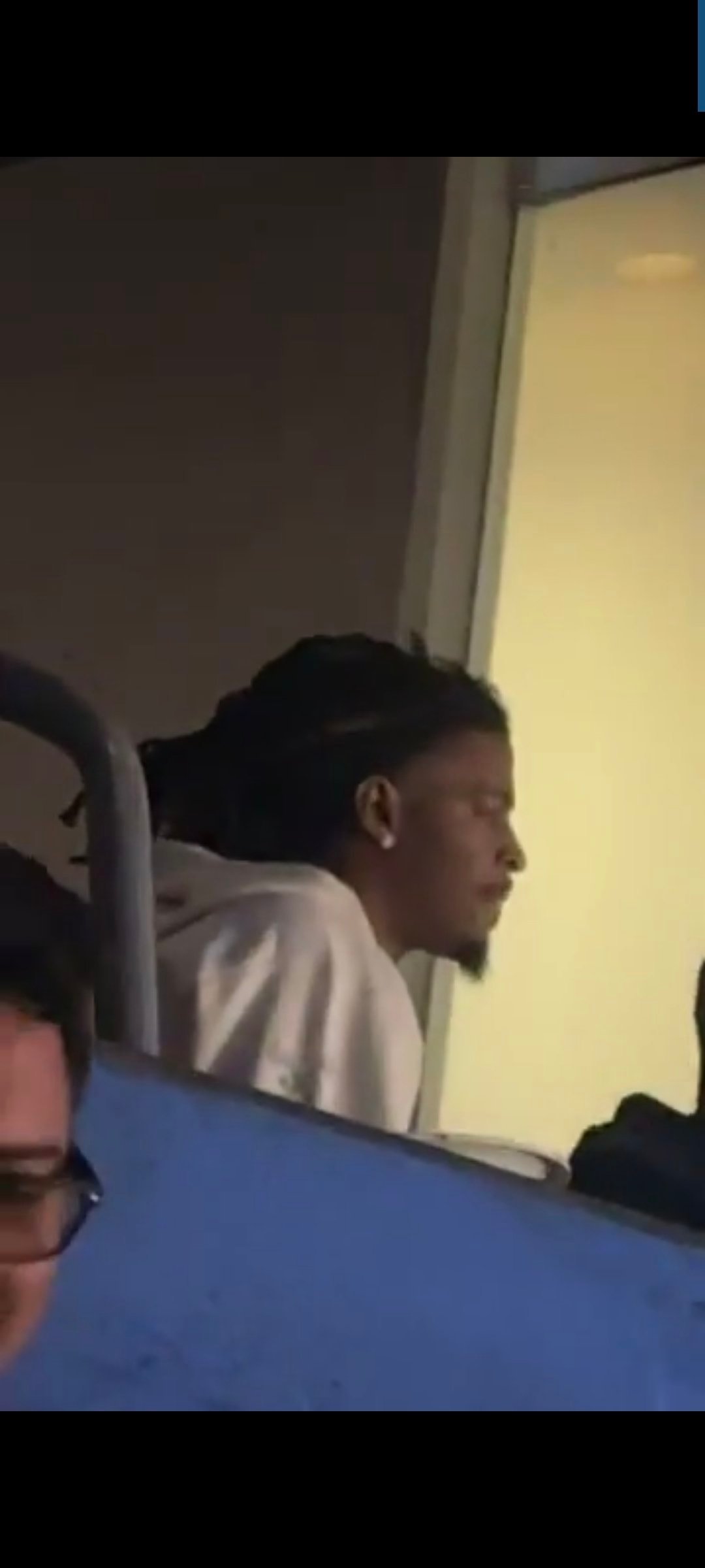 今天刚传出太阳有意莫兰特的消息，就有球迷发现莫兰特现身太阳主场，观看今天的比赛勇