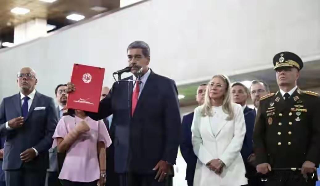 委内瑞拉总统马杜罗还是没坚持住，他与特朗普通了电话，当然咱不知道电话内容，但可分