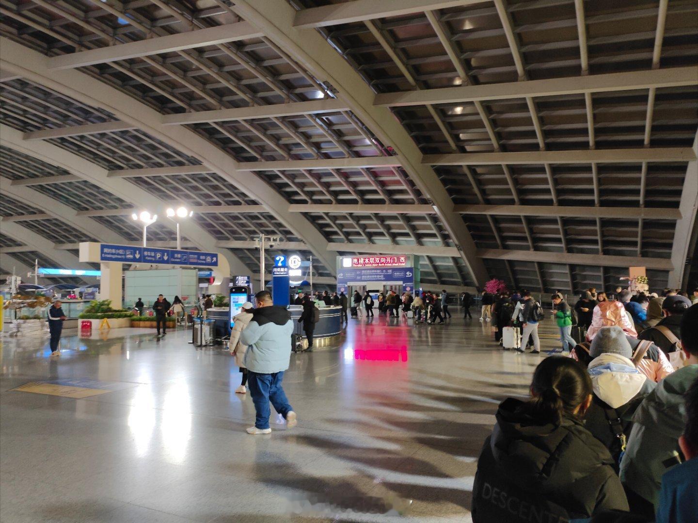 活久见：今天首都机场等机场快轨的人都排队排出S弯了……北京暴雪热点观点 北京·首