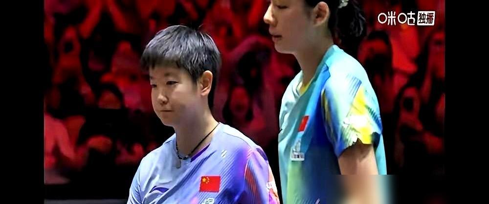 孙颖莎变了。刚跟早田希娜笑着聊完五分钟，转头面对队友陈熠，她却瞬间收起所有表情，