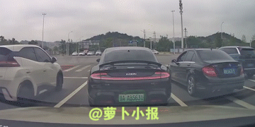 小米SU7大战奔驰C63，无辜电动车被撞飞。
9月13日10时28分左右，疑似湖