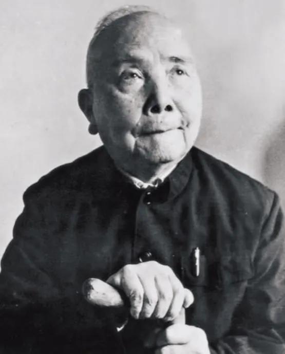 零下30度，十万大军挤在帐篷里瑟瑟发抖，战马一匹接一匹冻死在马厩。王震拍桌子吼了