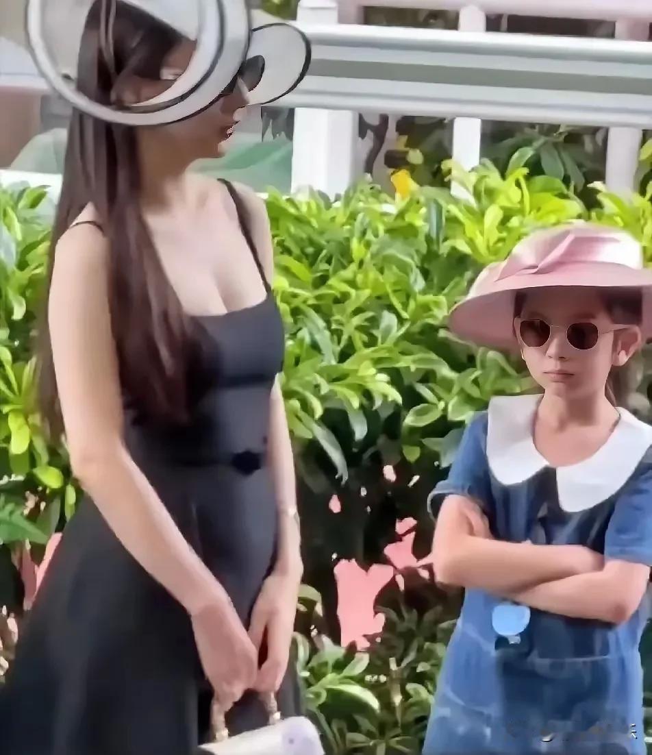 在做家长这件事上，真是人人平等！
郭富城和方媛7岁的大女儿似乎已经出现叛逆期。面