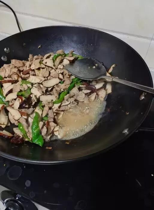 救命，辣椒炒肉怎么这么多水啊，每次跟煮的
中间没放水也没放生抽酱油那些，每次都这