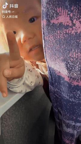 一3岁女儿知道妈妈生日，于是她在高铁上给妈妈唱英文的生日歌，她唱到最后还竖起手指