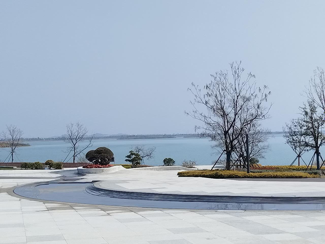南京市高淳区固城湖湿地公园的风景那叫一个美。
十公里的公园，人动景变，每一步都像