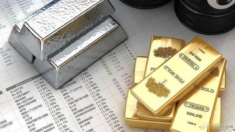 看着金银价格盘中直线跳水，很多人第一反应是心跳加速。现货黄金跌破4400美元，白