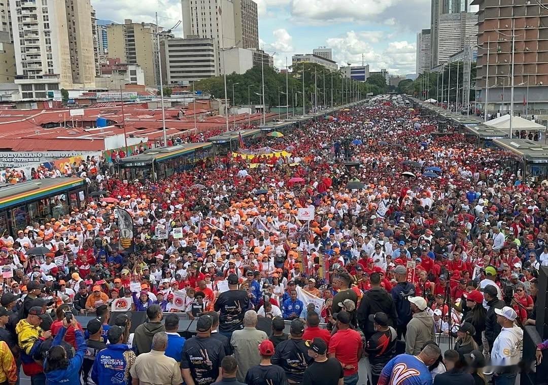 委内瑞拉近期举行了几场声援玻利瓦尔革命和查韦斯政府的大规模示威活动，示威者要求美