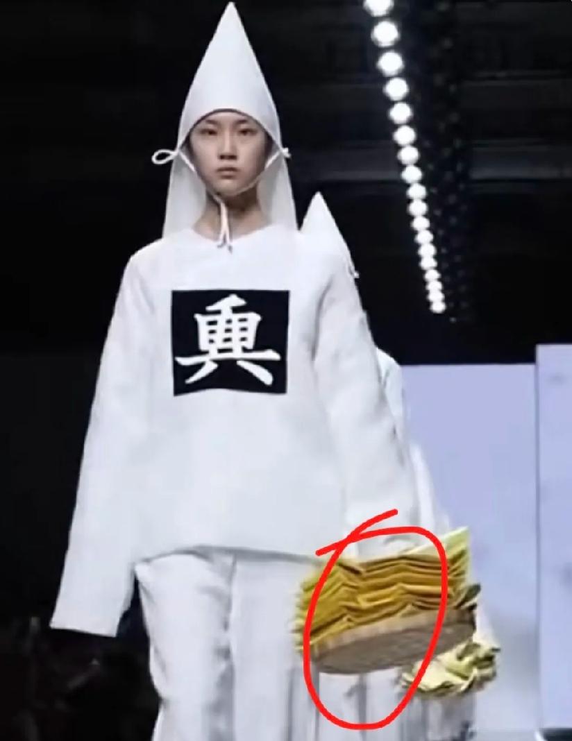 是该说设计师天赋异禀，还是该说江南才尽了？

是个中国人都懂！
看到穿这样的衣服
