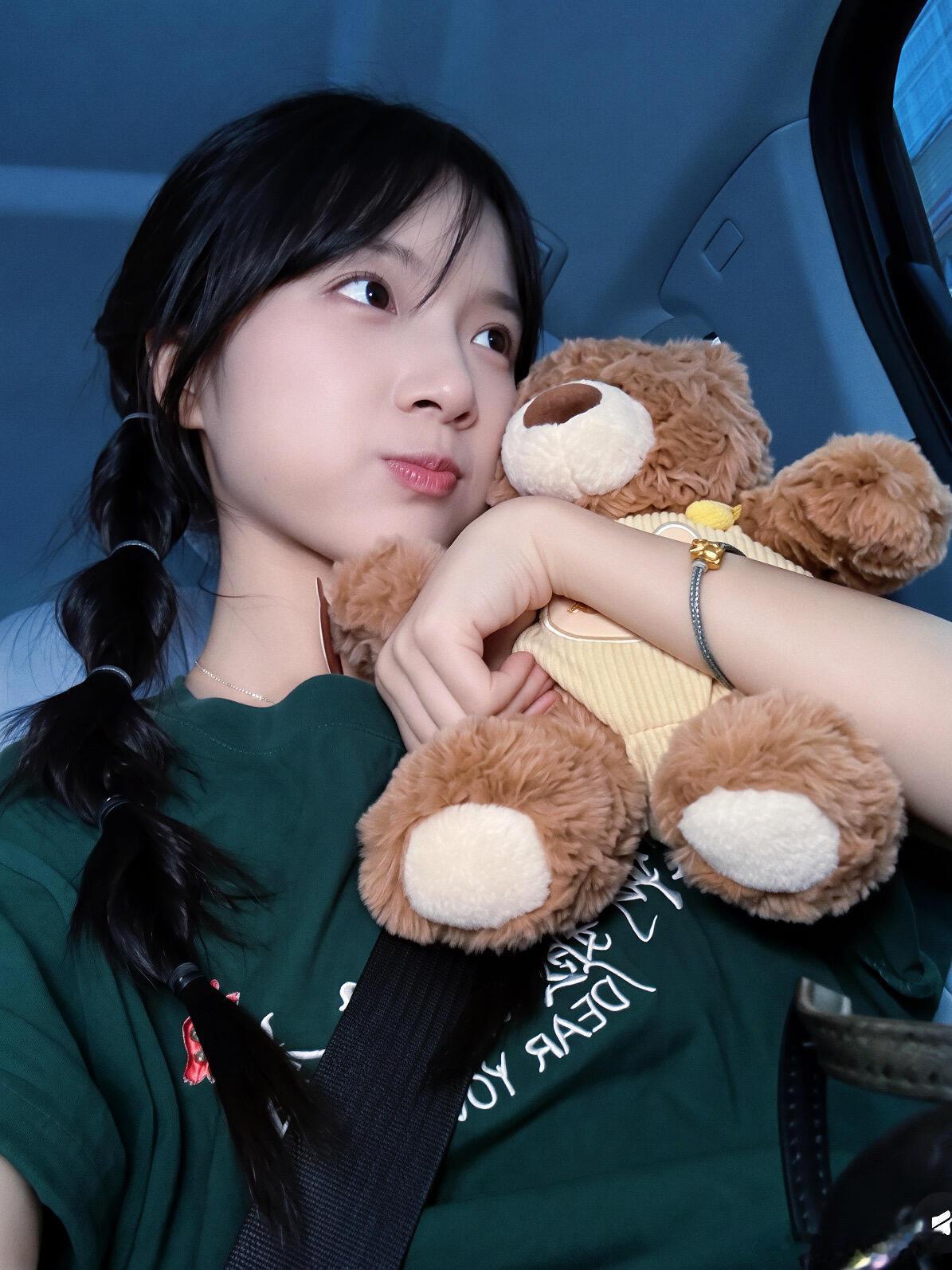 李思潼骨相美李思潼这张骨相美绝了！高鼻梁大眼睛，下颌线清晰轮廓分明，随便一拍就是