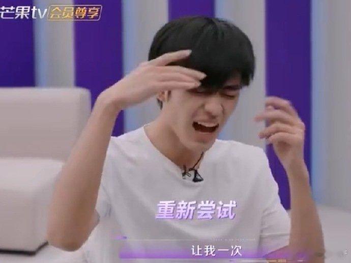 张卓尔练歌练成白痴 练歌名场面太上头！《让我一次爱个够》解锁 “白痴” 唱法，张