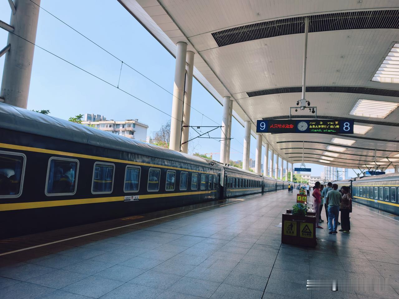 外面好热，不愧是火炉城市呀