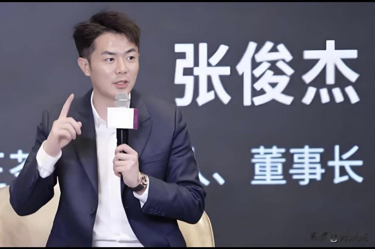 霸王茶姬创始人、张俊杰，33岁，云南昆明人，10岁成为孤儿，幼年独自流浪，18岁