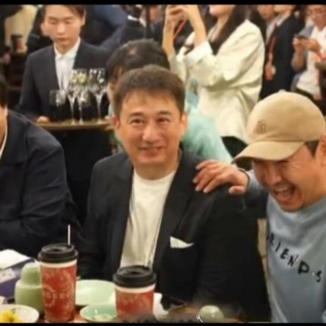 #沈腾像极了回村吃席的我#咋就是说沈腾这个松弛感真的是绝了，知道的是他在戏剧节不