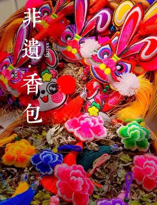 舍友围坐绣荷包，飞针走线间传承非遗，一针一线皆是热爱，宿舍日常超有料！ 