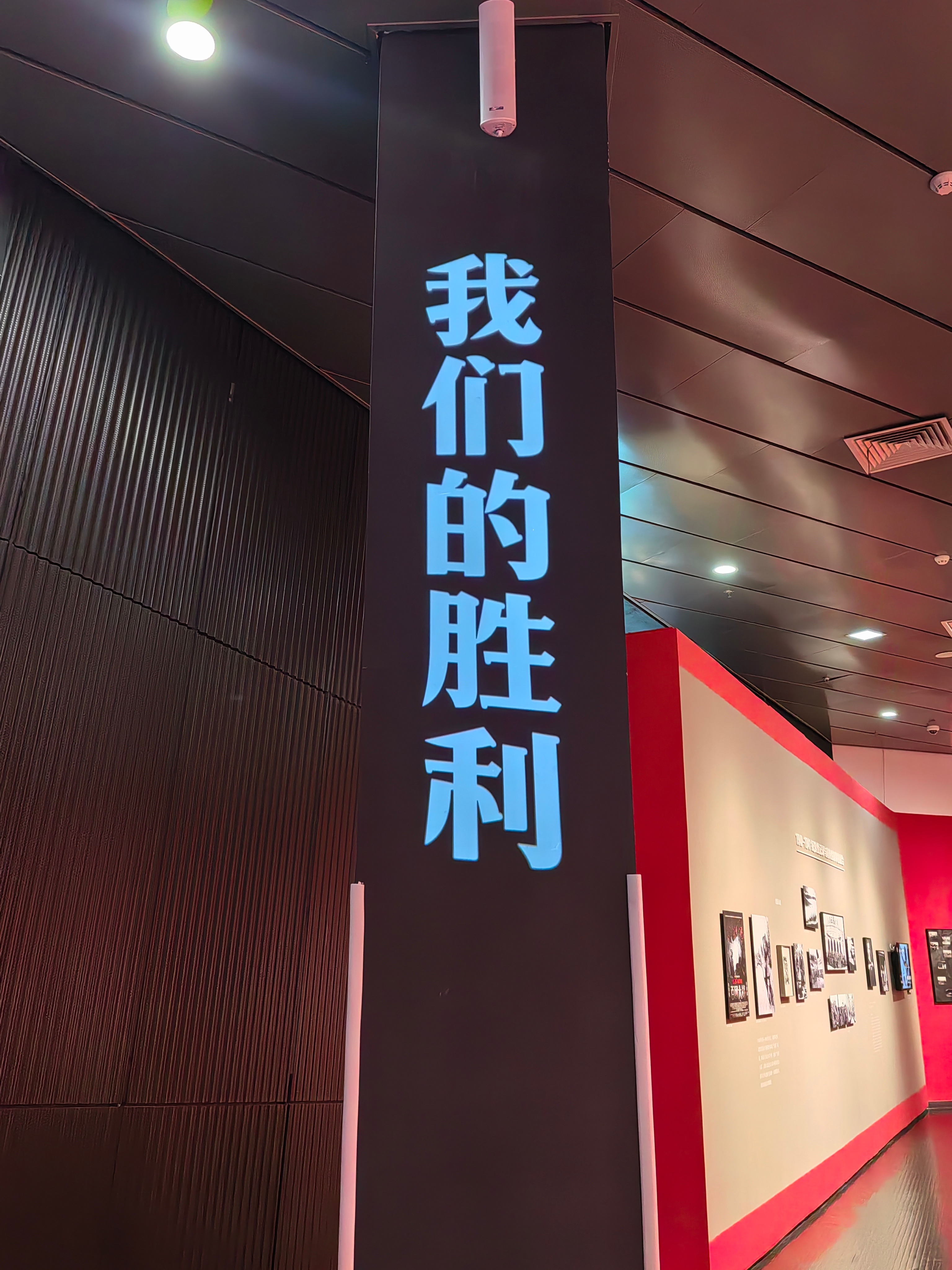 黑暗已过去，晨光照大野 