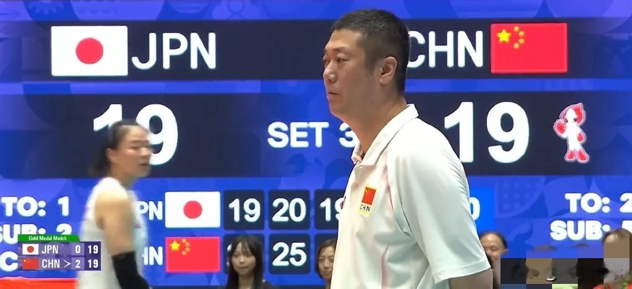 日本女排没想到中国女排主教练赵勇在第三局2：10叫光暂停后，做了三个意想不到的决