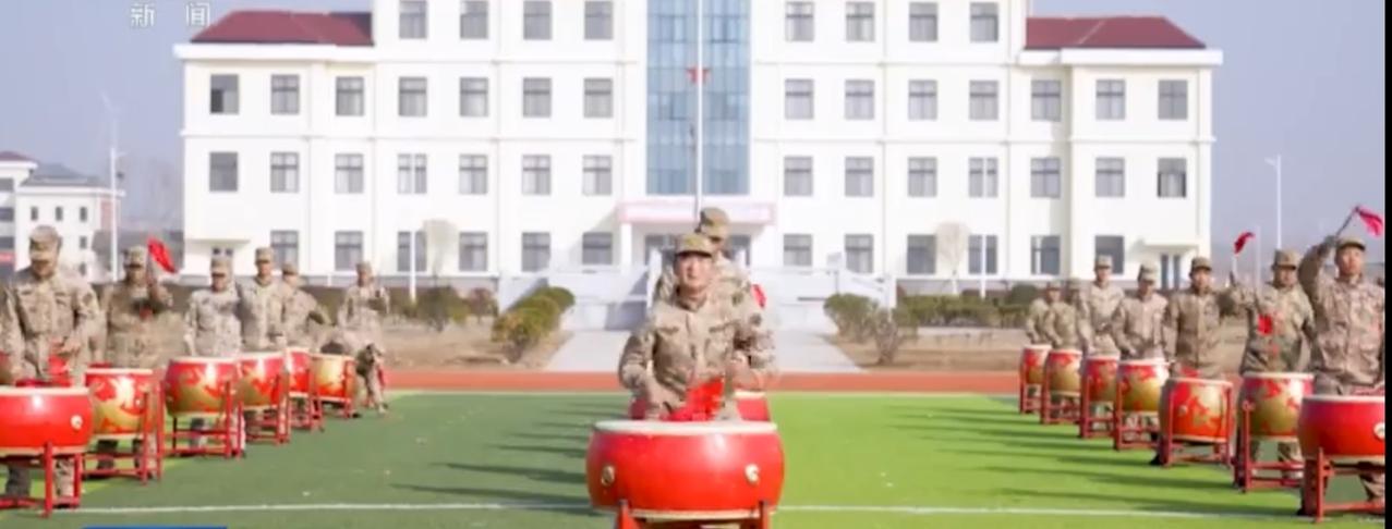 军营里的年味，炽热又赤诚。2026马年新春，军营操场上火红的战鼓擂响，雪地里的拔