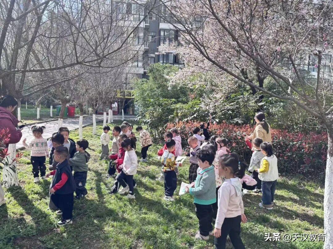 汉台区文化街幼儿园小班组全体师幼开展了一场充满趣味、欢乐的踏春实践活动，让宝贝们